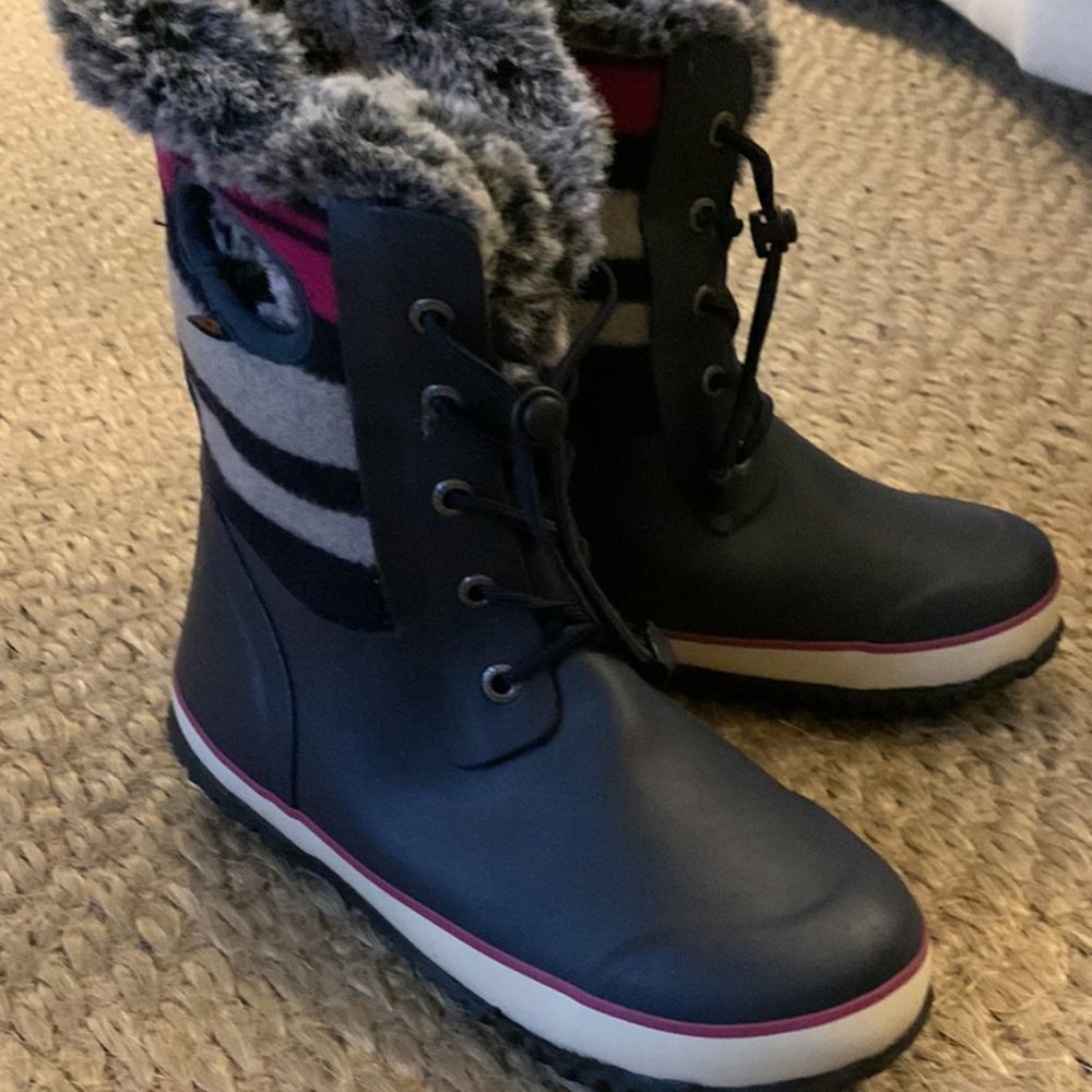 Big Girls' Size 4 (women's size 6) Snow Boots